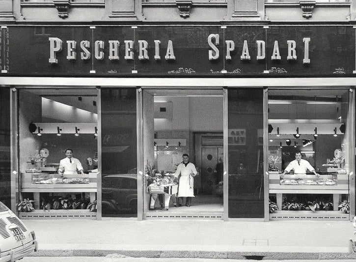 Foto d'epoca della vetrina della Pescheria Spadari a Milano