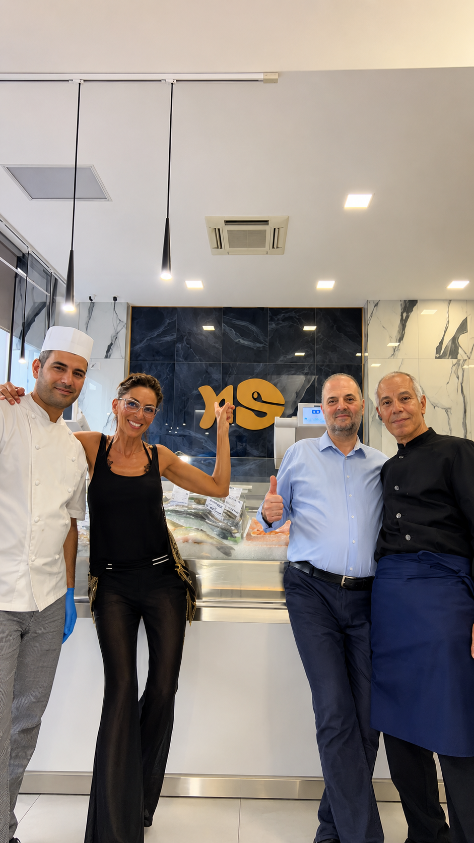 Il team della Pescheria Spadari dietro il banco del pesce